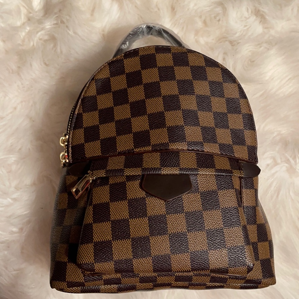 Women’s Checkered Crossbody/Backpack!
